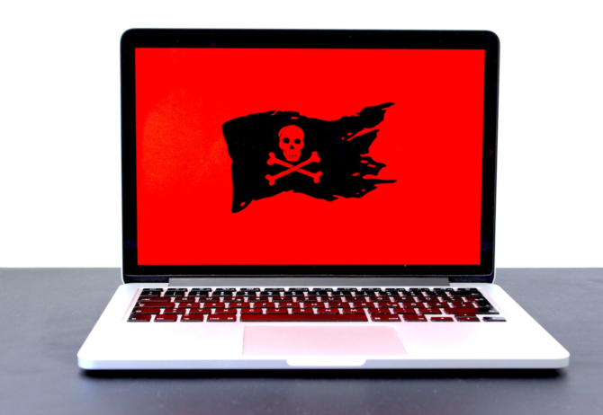 Piracka flaga na ekranie laptopa