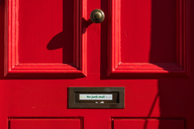 Czerwone drzwi z napisem: No junk mail